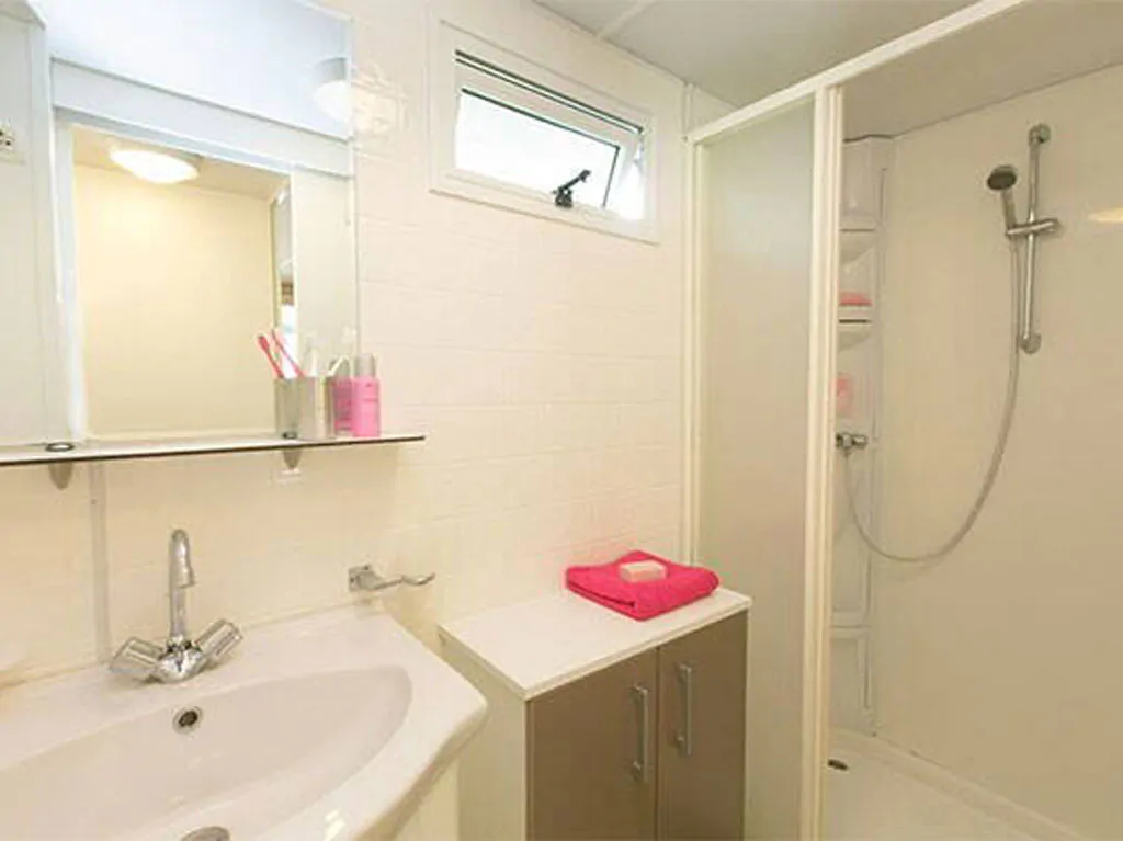 camping-terme-catez-mobilehome-classic-for-six-interior-bathroom