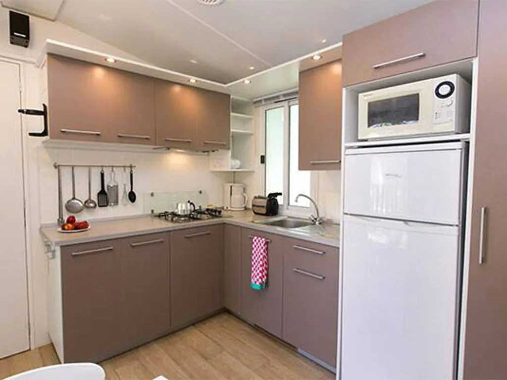 camping-terme-catez-mobilehome-classic-for-six-interior-kitchen