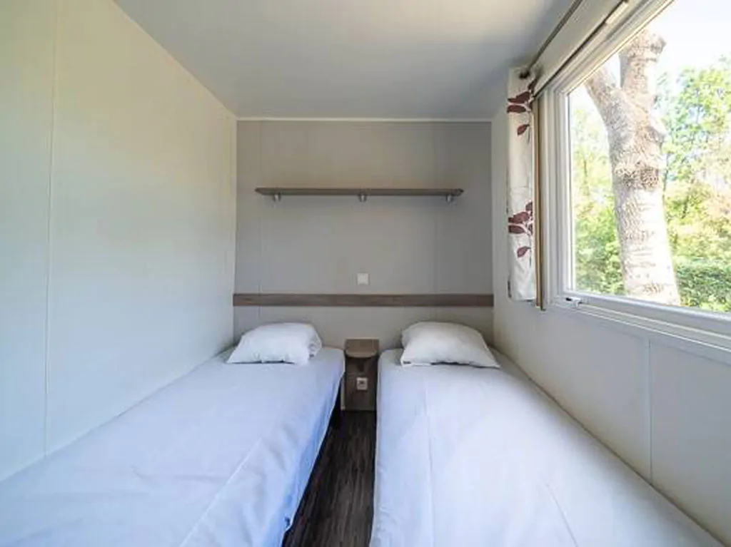 camping-terme-catez-mobilehome-comfort-for-fourtwo-interior-bedroom-singlebeds