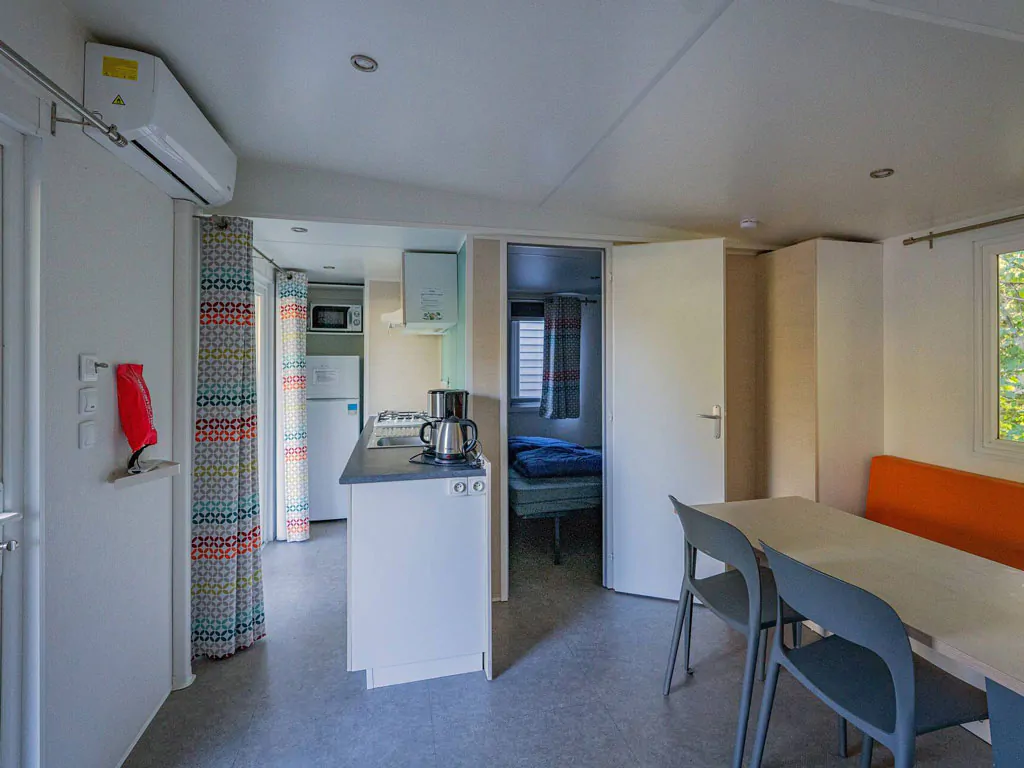 camping-terme-catez-mobilehome-comfort-for-fourtwo-interior-livingroom-kitchen