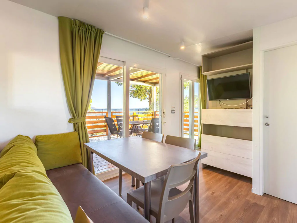 zaton-holiday-resort-mobilehome-comfort-two-bedrooms-interior-livingroom-wide