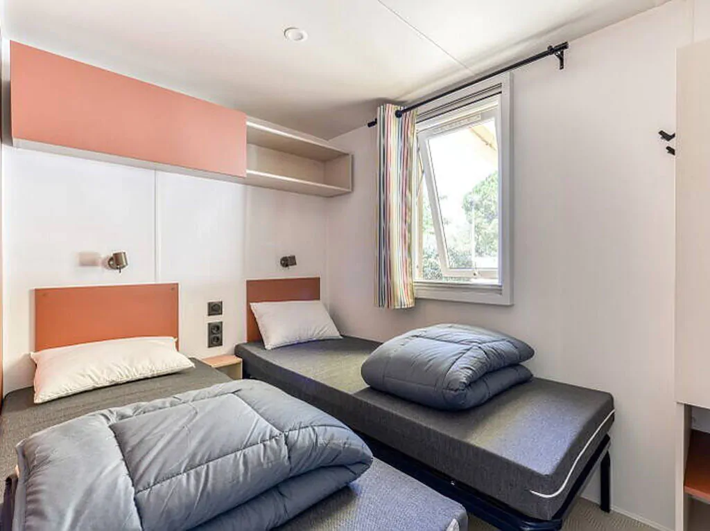 zaton-holiday-resort-mobilehome-premium-three-bedrooms-interior-bedroom-singlebeds
